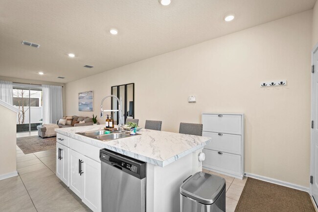 Building Photo - 2-Bedroom Townhome for Rent with Private En-Suite Baths & Screened Porch