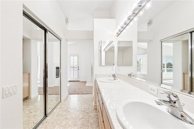 Building Photo - 5824 Spinnaker Bay Dr