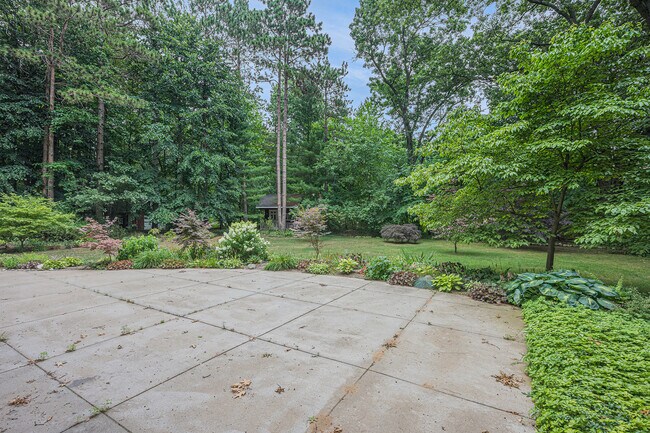 Building Photo - 3310 Lake Dr