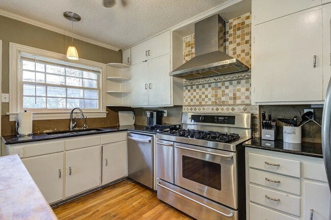 Building Photo - Spacious Home with Modern Upgrades Near Te...