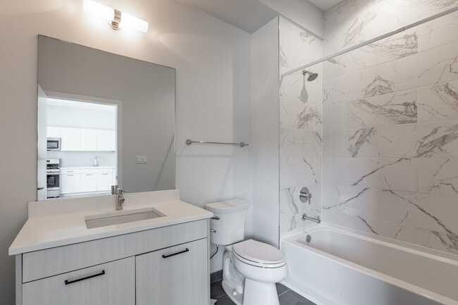 Building Photo - 2247 W Lawrence Ave