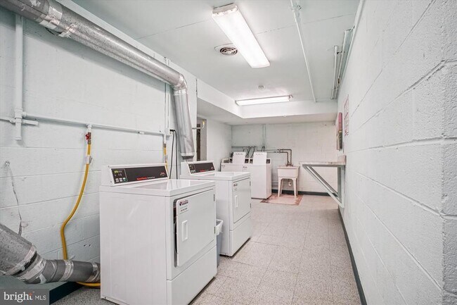 Building Photo - 3356 Woodburn Rd