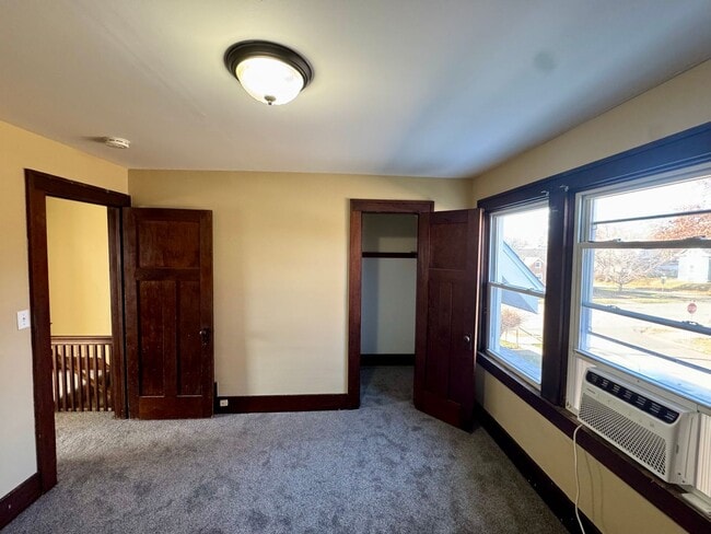 Building Photo - Updated 2BR Townhome Across from Stephens Park – Moline