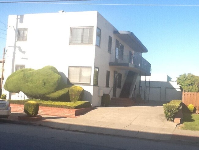 Primary Photo - 676 Easton Ave
