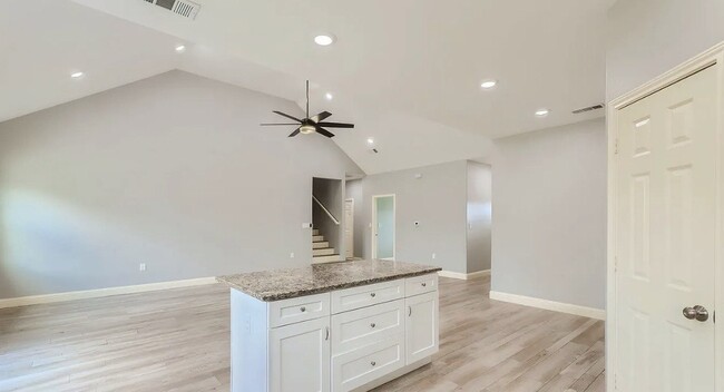 Building Photo - AVAILABLE NOW READY TO MOVE IN