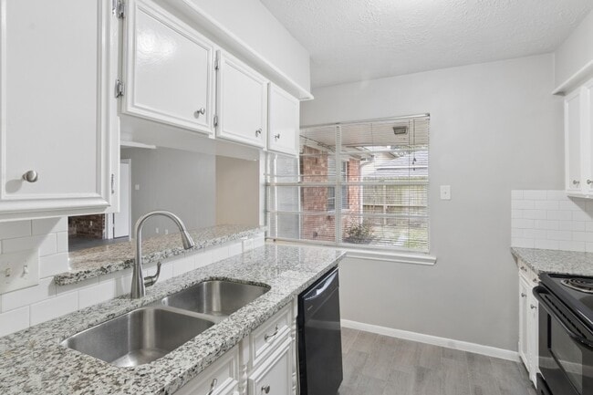 Building Photo - 3215 Palm Desert Ln