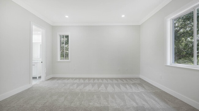 Building Photo - 6706 Oakmont Way