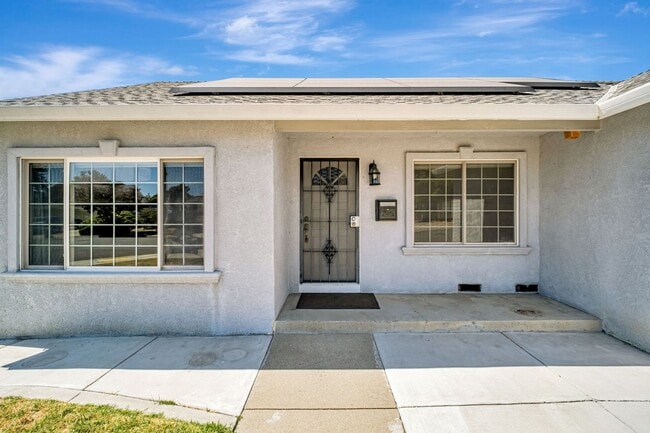 Building Photo - Charming 3BR/2BA Single Family Home for re...