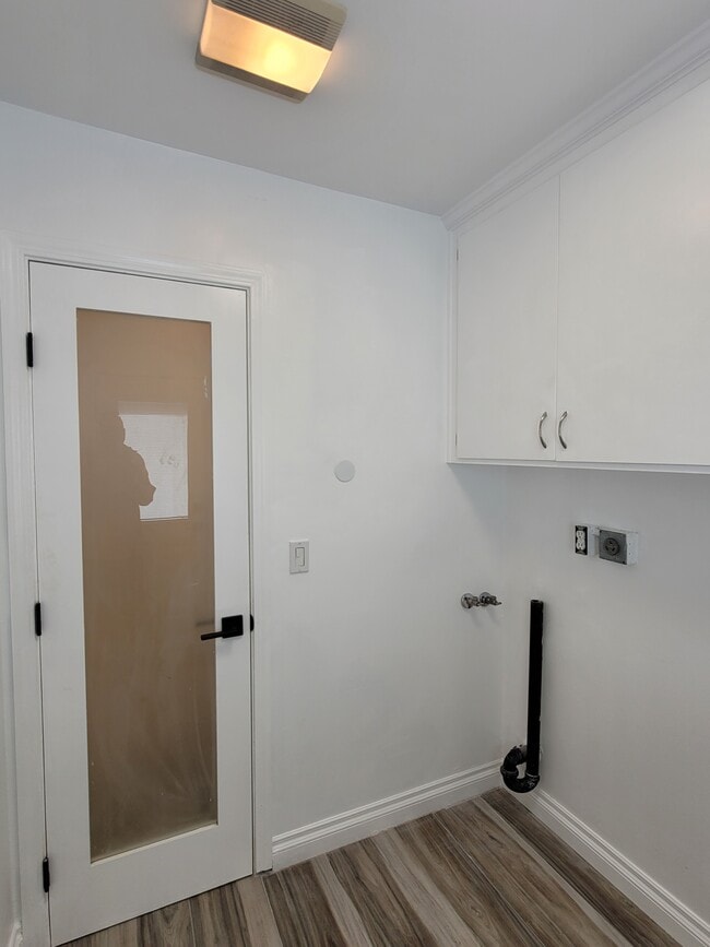 LAUNDRY ROOM - 2604 Graham Ave