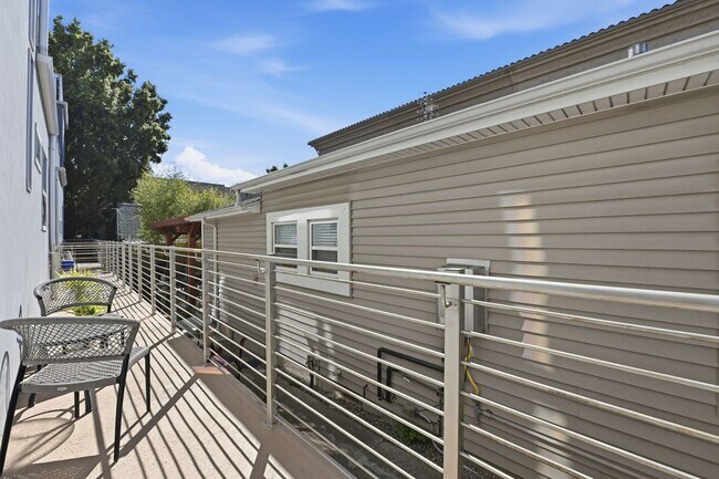 Building Photo - Furnished 2 bedroom
