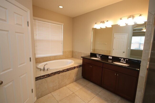 Building Photo - 8827 Sentiero Dr