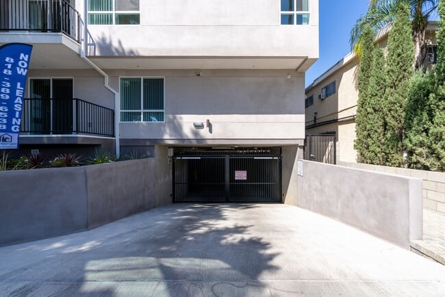 Building Photo - 14825 Delano St