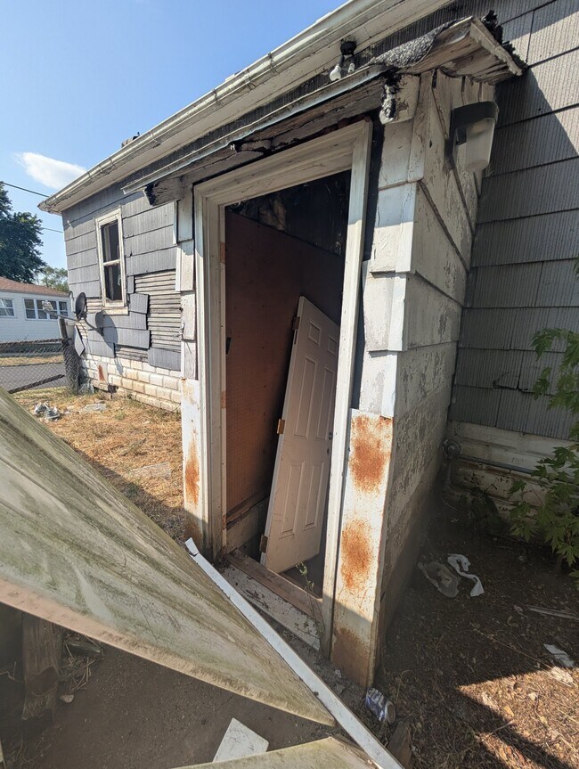 Building Photo - 422 S Louisa St