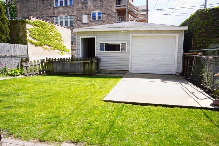 Building Photo - 2309 W Arthur Ave