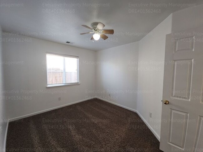 Building Photo - 5 bedrooms/ 2 baths Location Olive Dr/ Old...