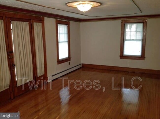 Building Photo - 137 Bank St