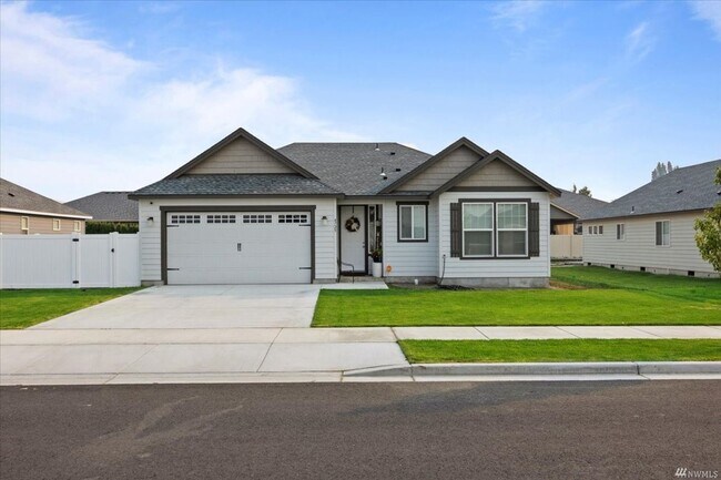 Building Photo - 3 bedroom, 2 bath house with garage