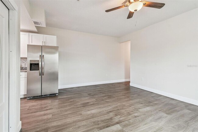 Building Photo - 650 E Tarpon Ave