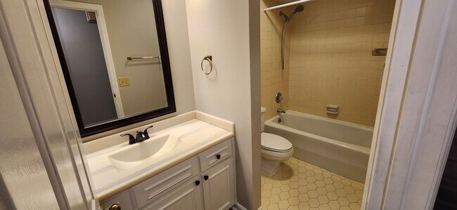 Building Photo - 4 bedroom home in North Columbus