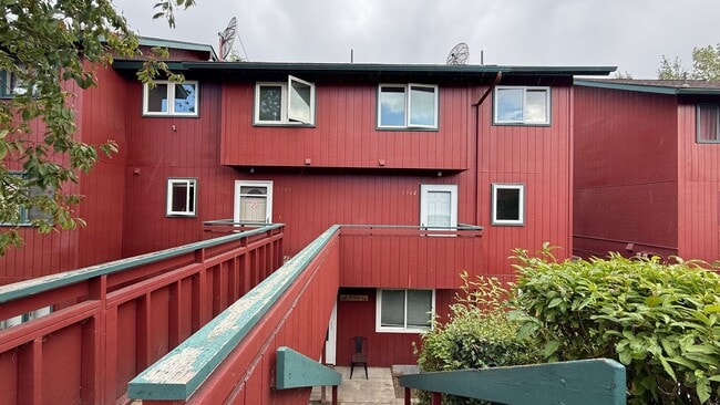 Building Photo - Spunky 3 bedroom 2.5 bath condo near JBER ...