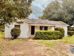 Building Photo - RECENTLY REMODELED 3 BEDROOM 2 BATH  LEASE...