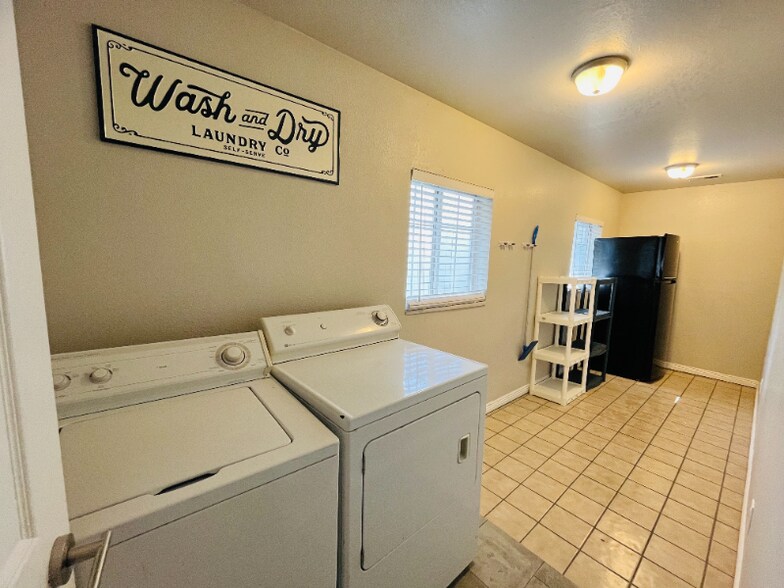 Building Photo - 546 E Delno Dr
