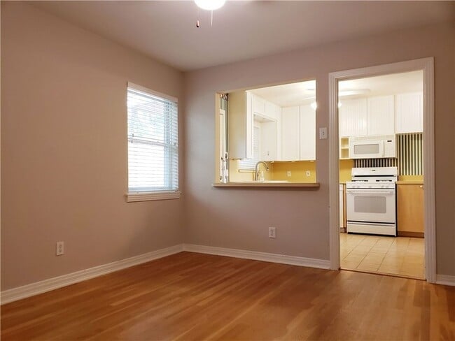 Building Photo - 585 Classen Dr