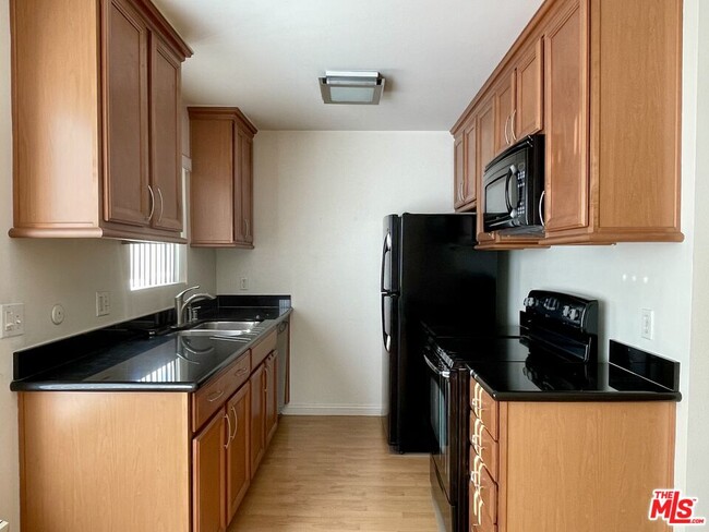 Building Photo - 972 Larrabee St