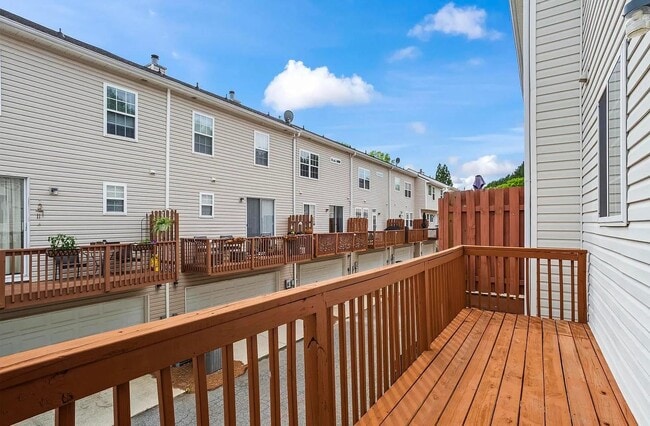Building Photo - 216 Village Square Dr