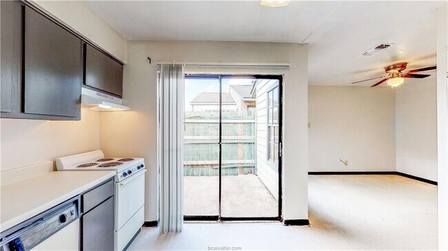 Building Photo - 725 Peppertree Dr