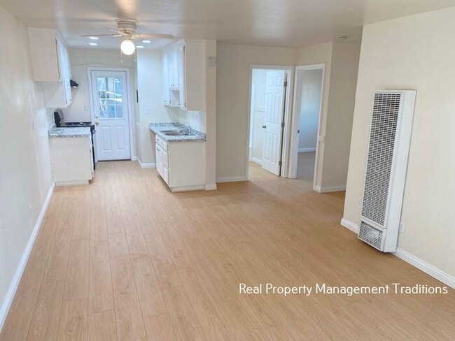 Building Photo - Updated Apt in Rosamond - Military Discount!