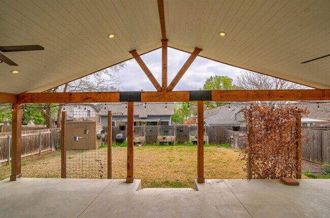 Building Photo - 1713 Apache Trail