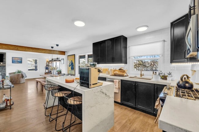 Building Photo - SILVER CREEK HORSE PROPERTY