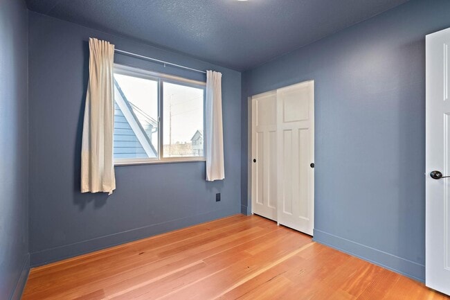 Building Photo - Beautiful 3-bdrm/2.5-bath contemporary craft home w/ lots of character. A/C, fireplace, fenced ba...