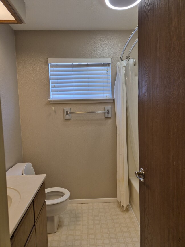 Building Photo - 376 E Sycamore Ave