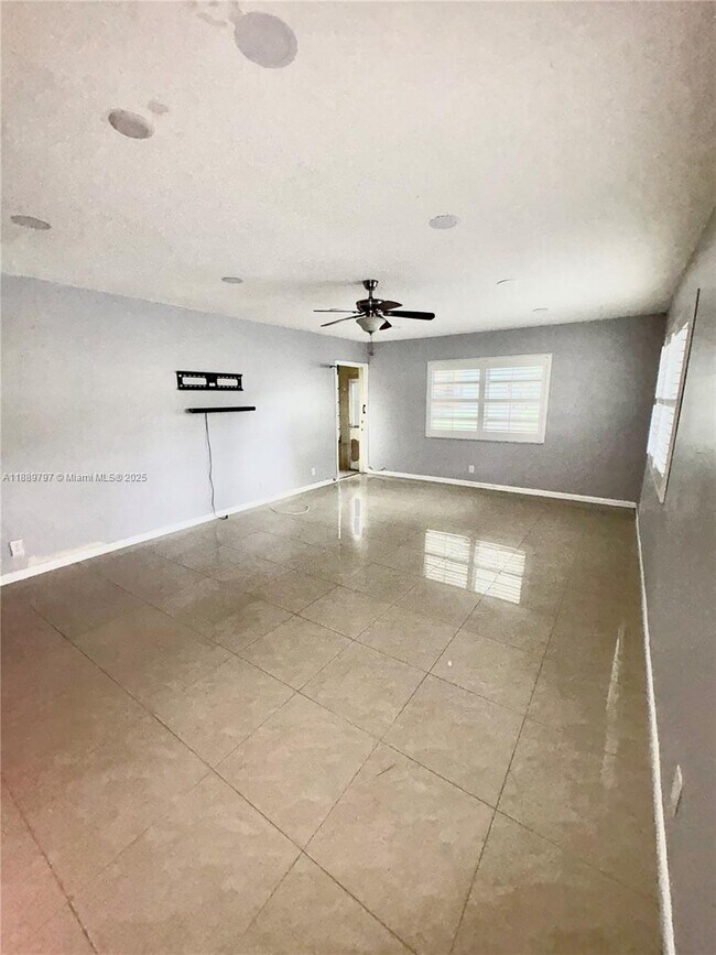 Building Photo - 5140 SW 40th Ave