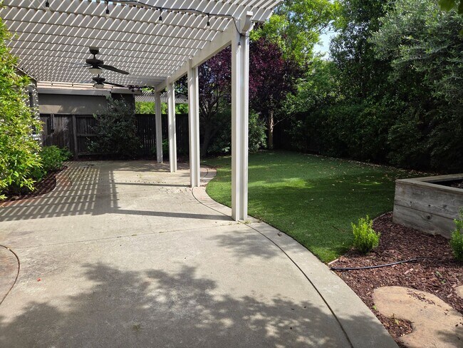 Building Photo - Parkway Beauty - 4 Bdrm, 2.5 Bath