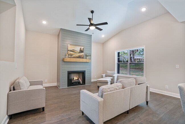 Building Photo - 3601 Westlake Dr