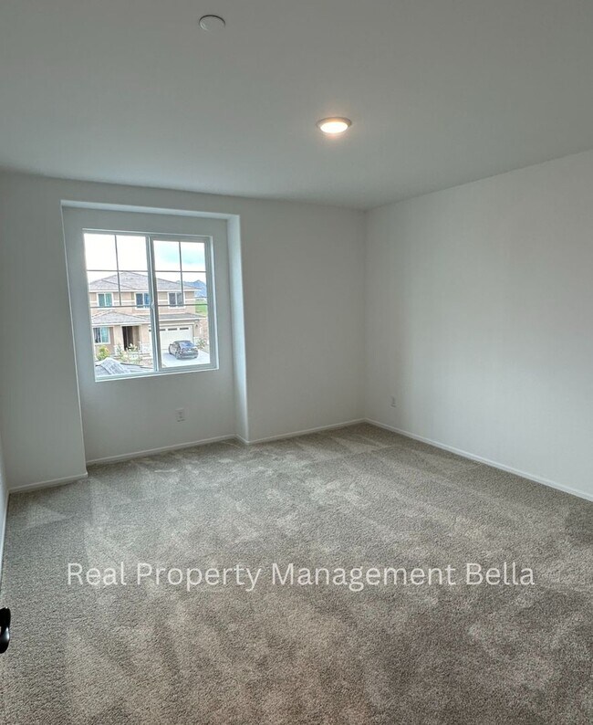 Building Photo - Modern Luxury Awaits: Discover Your Dream Home!