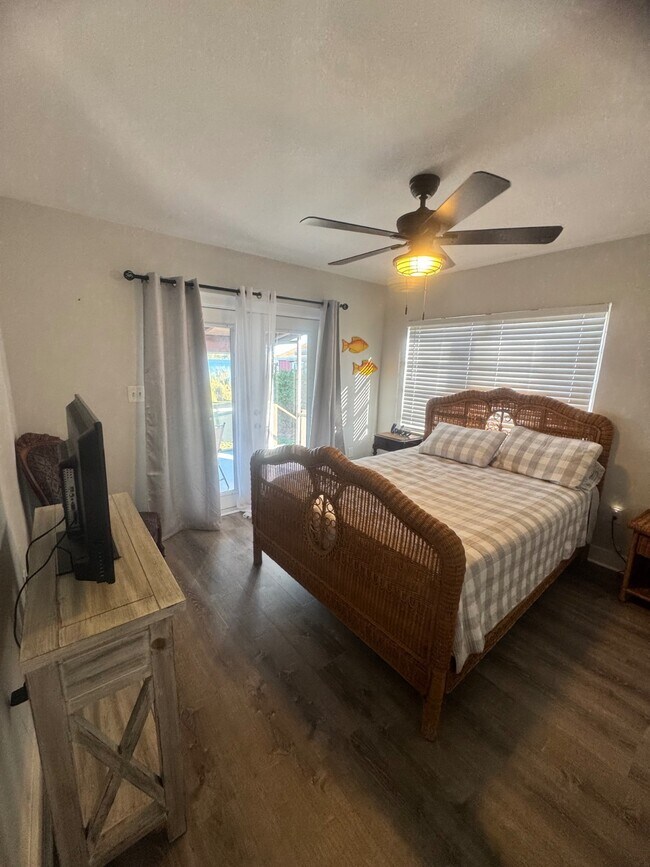 Building Photo - 734 Memorial Dr