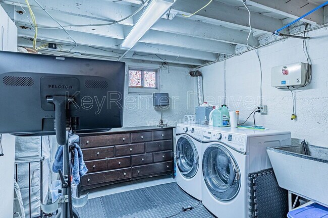 Building Photo - 555 Harrison St