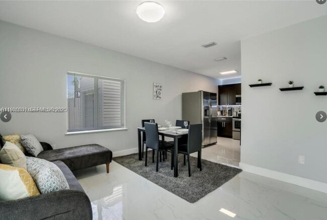 Building Photo - 1526 NE 110th St