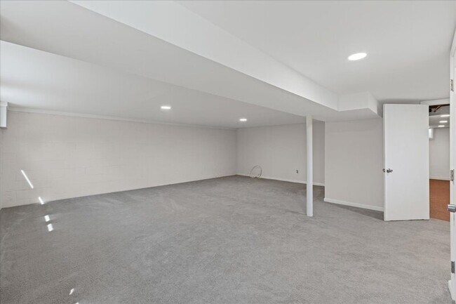 Building Photo - 116 Barclay Dr
