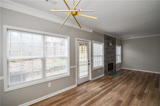 Building Photo - 3338 Sims St