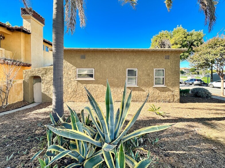 Building Photo - 302 W Mariposa Ave