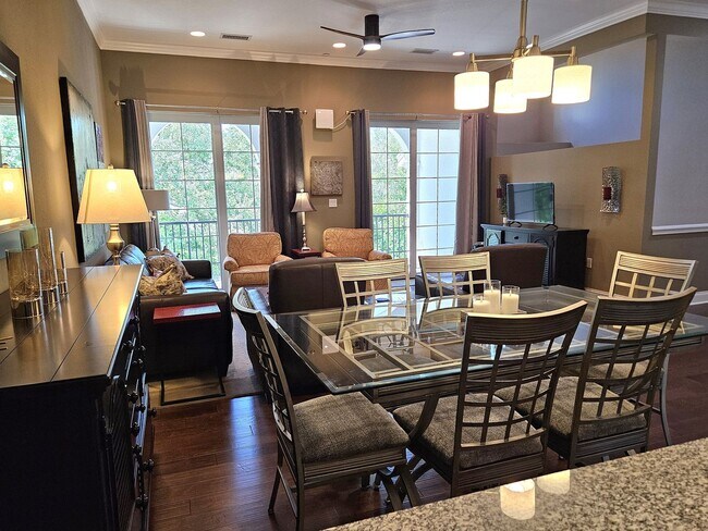 Building Photo - Seasonal Short-Term 2 Bedroom, 2.5 Bath Multi-Level Condo with Balcony and Patio located on Venic...