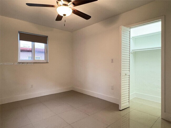 Building Photo - 527 SW 9th Ave