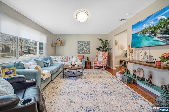 Building Photo - 12 Maple Ave