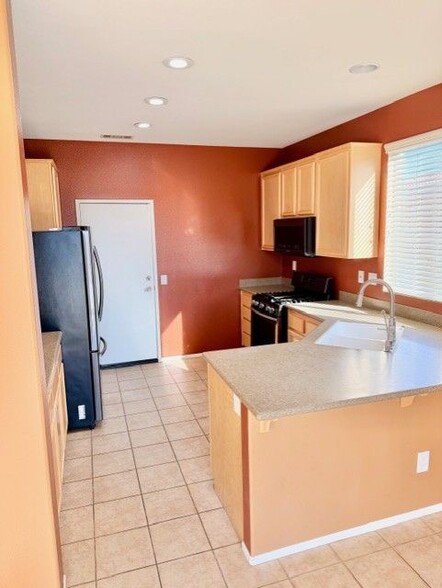 Building Photo - 1844 Paradise Way