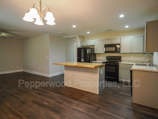 Building Photo - 40 Creekside Ln